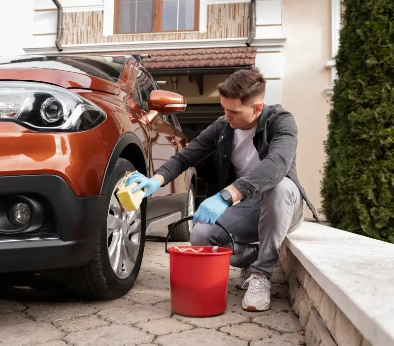 Lavage auto à domicile Giel-Courteilles : professionnel intervenant sur un véhicule
